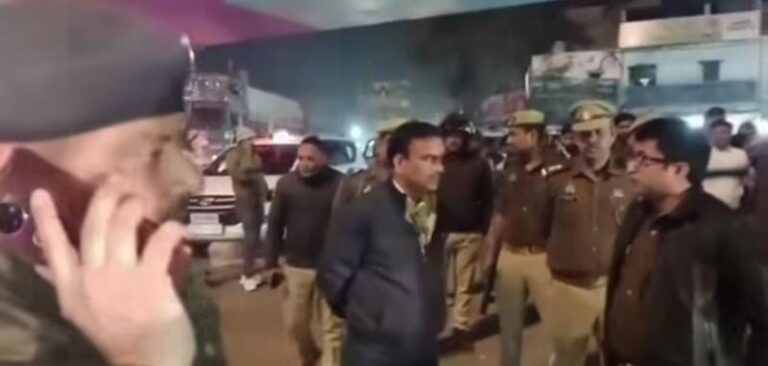 संत कबीर नगर: पुलिस पिकेट के पास युवक को गोलियों से घायल, हालत गंभीर—फोरेंसिक टीम ने जुटाए साक्ष्य