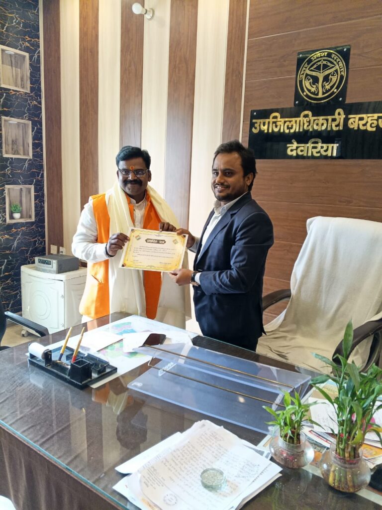 नगर क्षेत्र में बीएलओ प्रिंस तिवारी प्रथम स्थान पर, एसडीएम ने किया सम्मानित