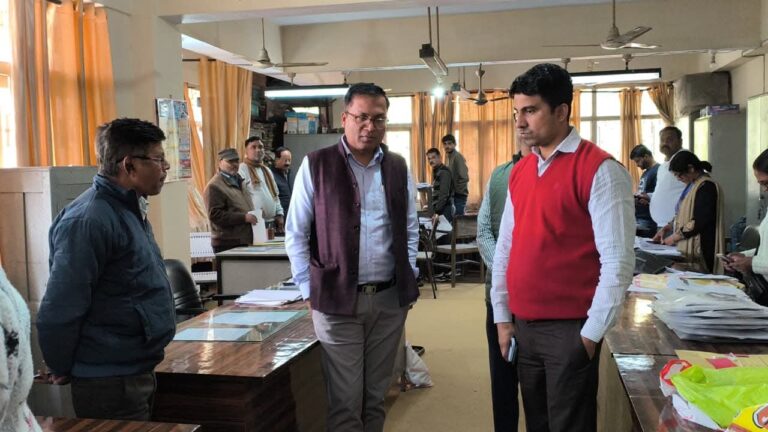 जिलाधिकारी ने SIR कार्यों का किया निरीक्षण अधिकारियों को दिए सख्त निर्देश