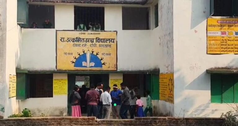 दान की जमीन पर चल रहे स्कूल का मुख्य गेट बंद छात्रों को प्रवेश में हो रही परेशानी