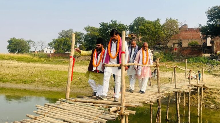 सरकारी अनदेखी के बीच ग्रामीणों का साहस, गायघाट में बना उम्मीदों का रास्ता