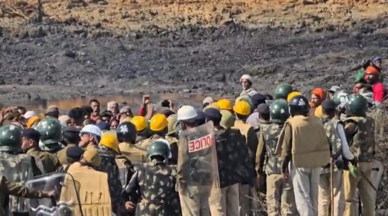एसईसीएल कोयला खदान विस्तार विरोध: लाठीचार्ज की किसान सभा ने की निंदा, पेसा व वनाधिकार कानून उल्लंघन का आरोप
