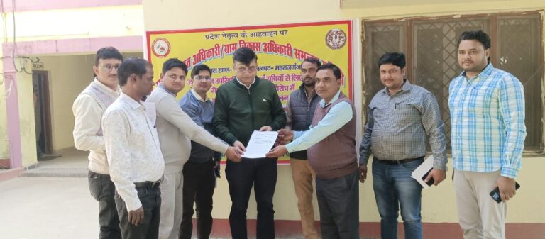 ब्लॉक मुख्यालय पर आनलाइन हाजिरी के विरोध में पंचायत सचिवों ने किया धरना-प्रदर्शन