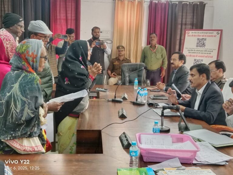 तहसील बेल्थरारोड में सम्पूर्ण समाधान दिवस: डीएम-एसपी ने सुनी समस्याएं, 146 में से 05 शिकायतों का तत्काल निस्तारण