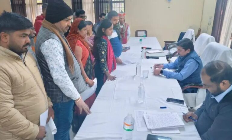 घोसी तहसील में समाधान दिवस संपन्न, 67 में से 4 मामलों का मौके पर निस्तारण
