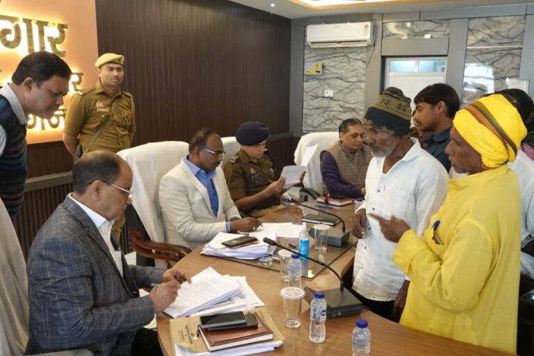 संपूर्ण समाधान दिवस में डीएम ने सुनी जनसमस्याएं, त्वरित और गुणवत्तापूर्ण निस्तारण का निर्देश