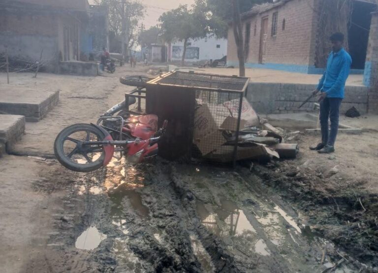 करकौर गांव में सफाई व्यवस्था ध्वस्त, कीचड़ में उलटी कबाड़ ठेली; कबाड़ी बाल-बाल बचा