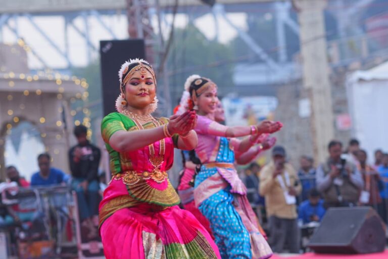 डम डम डमरू बजावेला हमार जोगिया गीत पर झूमे दर्शक
