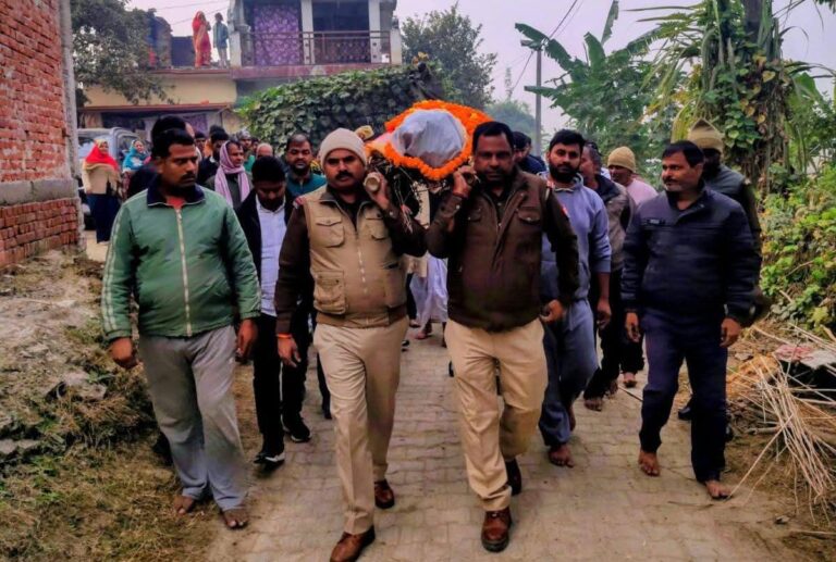 जालौन में थाना प्रभारी की आत्महत्या से पुलिस महकमे में शोक, गांव में पार्थिव शरीर पहुंचते ही कोहराम