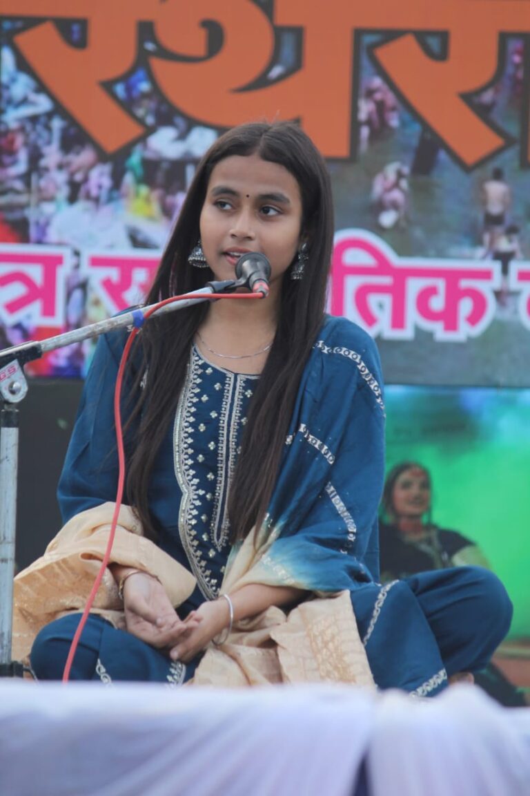 राष्ट्रीय शिल्प मेले में लोक कलाकारों की धूम, मऊ की रिद्धि पांडे ने लोकधुनों से बांधा समां
