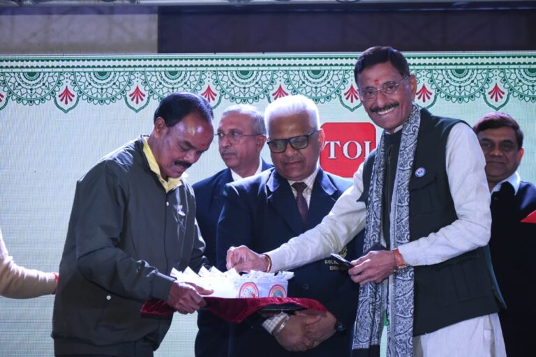 केंद्रीय रक्षा राज्य मंत्री संजय सेठ को सैन्य अधिकारियों द्वारा ध्वज लगाया गया