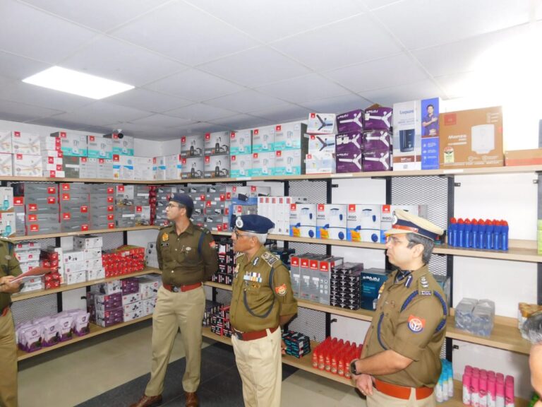 पुलिस लाइन व शाखाओं का औचक निरीक्षण, लापरवाही पर चेतावनी