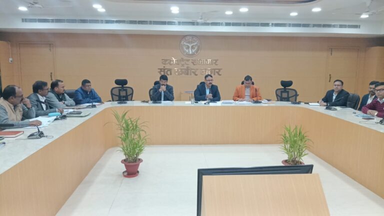 आईजीआरएस और कर-करेत्तर पर डीएम की सख्त समीक्षा, गुणवत्तापूर्ण निस्तारण पर जोर