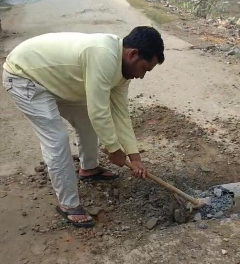 मज़दूर नहीं आए तो सड़क निर्माण में खुद जुटे प्रधान पति, ग्रामीणों ने की सराहना