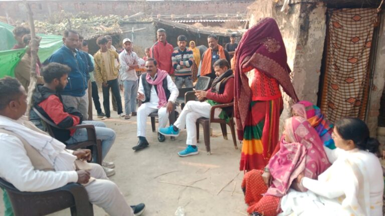 दुर्घटना में परिजन बेसहारा—समानता दल व सपा नेताओं ने सरकारी मदद की रखी मांग