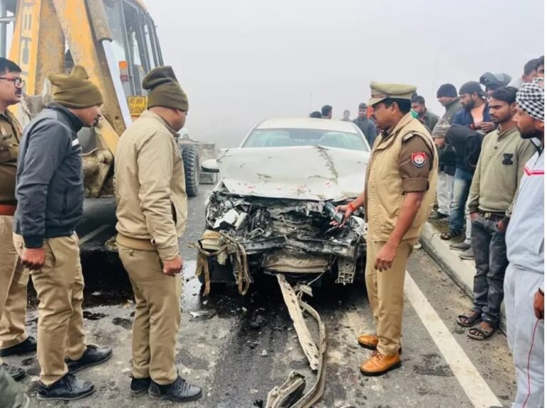 एनएच-24 पर कार-बस की भीषण टक्कर: गर्भवती महिला की मौत, तीन गंभीर रूप से घायल