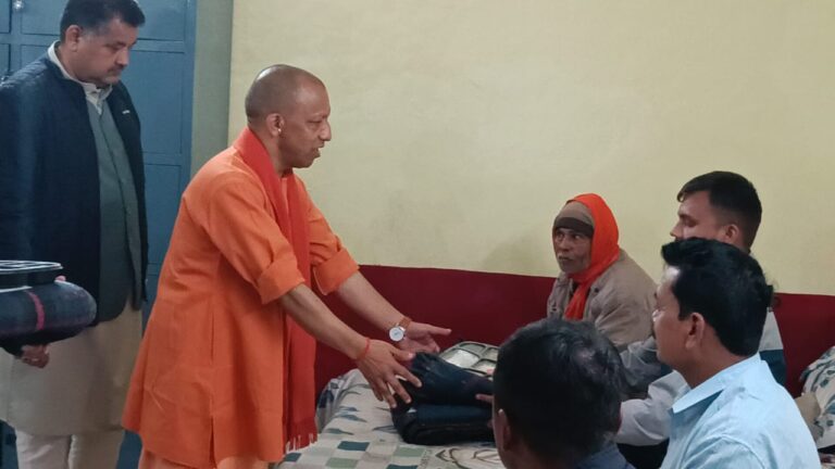 कड़ाके की ठंड में CM योगी का रातभर दौरा, बेघरों को बांटे कंबल व भोजन