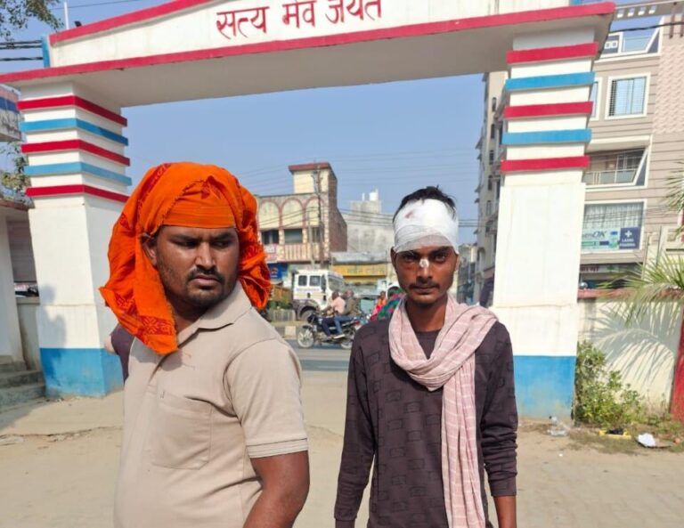 काम से लौट रहे दो युवकों पर ईंट-डंडे से हमला, दोनों गंभीर रूप से घायल; पीड़ितों ने की सख्त कार्रवाई की मांग