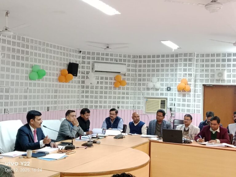जिलाधिकारी ने लंबित विरासत व राजस्व मामलों पर दिखाई सख्ती