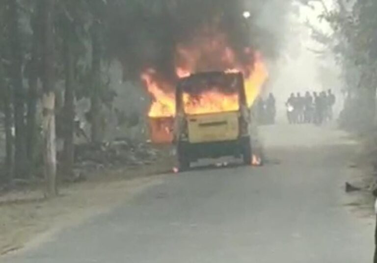 स्कूली वाहन में लगी आग, चालक की सूझबूझ से टला बड़ा हादसा