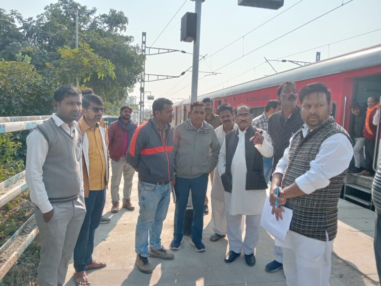 आनंदनगर रेलवे स्टेशन पर रेलवे बोर्ड सदस्य का औचक निरीक्षण, दशकों पुराने दुकानदारों की समस्या बनी मुद्दा