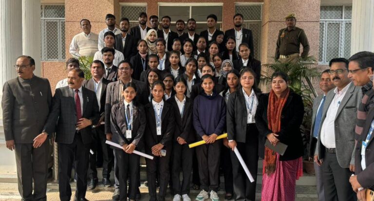 राष्ट्रीय लोक अदालत में पोस्टर प्रतियोगिता का आयोजन, न्यायिक प्रक्रिया से रूबरू हुए विधि छात्र