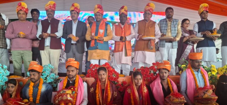 मुख्यमंत्री सामूहिक विवाह योजना: भव्य वैवाहिक समारोह में दर्जनों जोड़े बंधे परिणय सूत्र में
