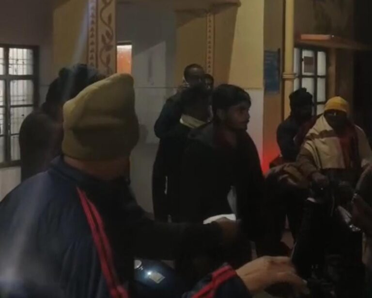 आपसी विवाद में सगे भाइयों के परिवारों में मारपीट, चाकू से हमला, एक युवक गंभीर
