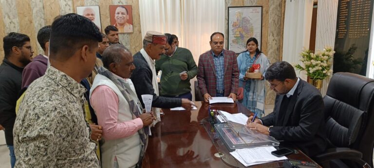 डीएम ने फरियादियों की समस्याएं गंभीरता से सुनीं