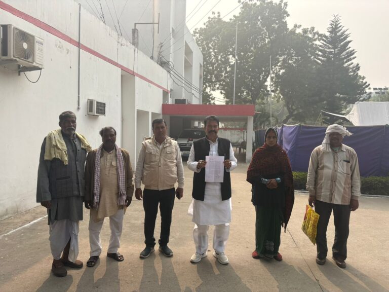 बेटी की हत्या के मामले में सौपा ज्ञापन मुकदमा दर्ज करने की मांग