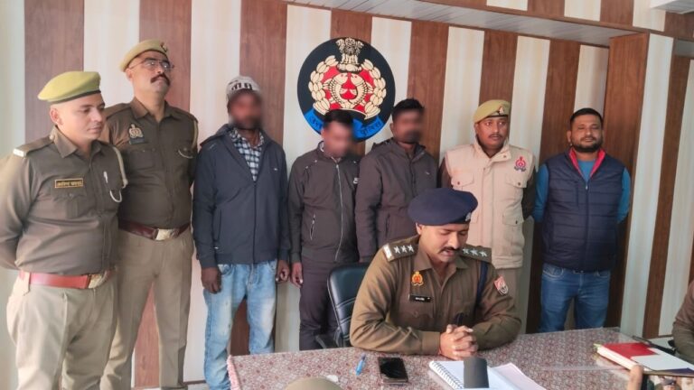 चेकिंग में पुलिस के हत्थे चढ़ा शातिर बाइक चोर गिरोह, तीन गिरफ्तार, चोरी की मोटरसाईकिलें और पुर्जों का जखीरा बरामद
