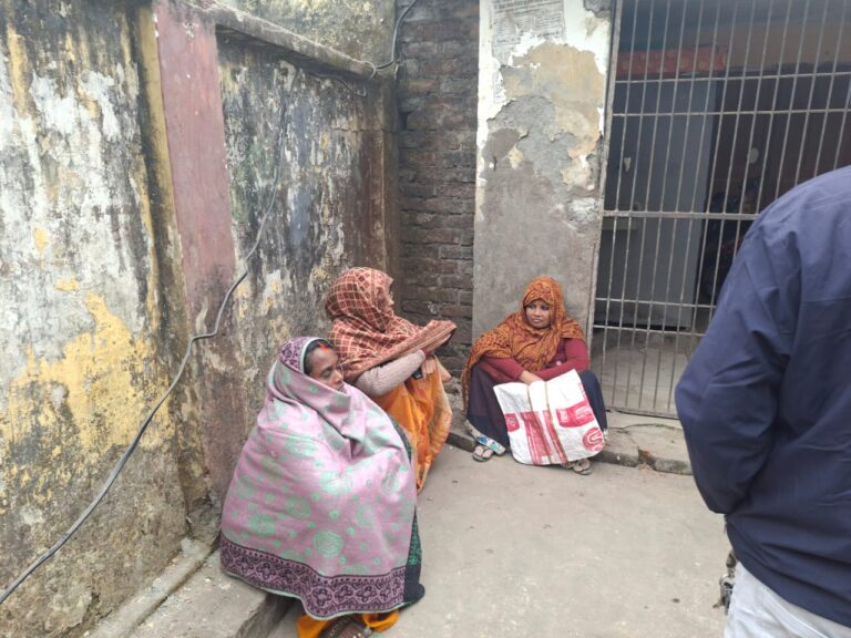 कड़ाके की ठंड में एडीओ पंचायत कार्यालय के बाहर घंटों परेशान रहे ग्रामीण