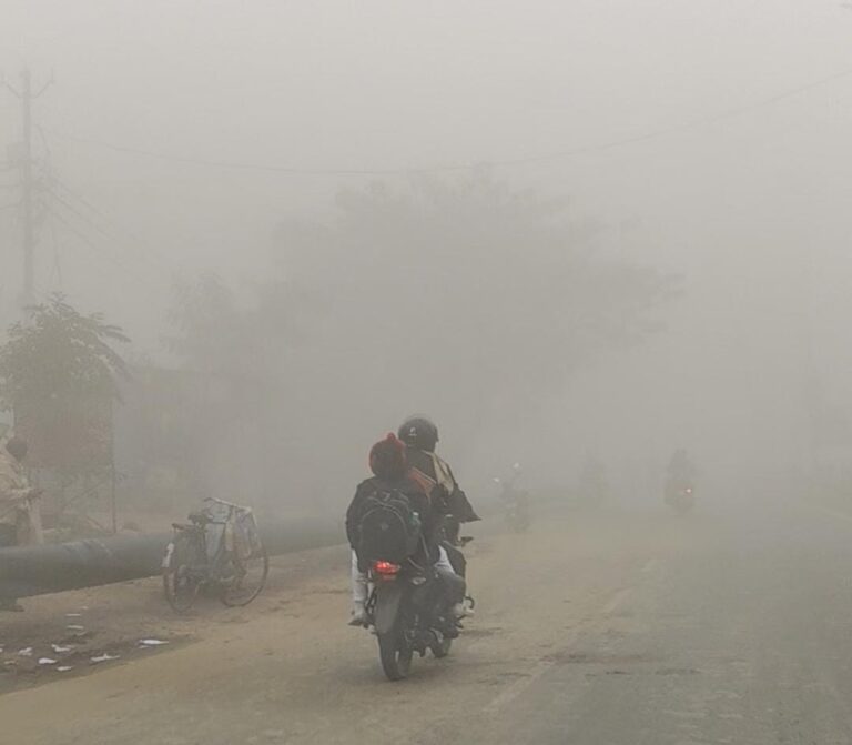 घना कोहरा बना चुनौती, यातायात ठप