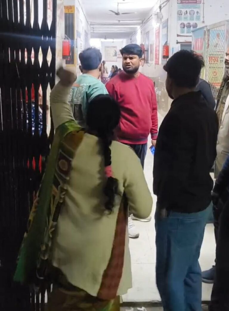 सीएचसी में गंभीर लापरवाही का आरोप, प्रसव पीड़ा से तड़पती महिलाओं को ऑपरेशन थिएटर में छोड़ चले गए डॉक्टर
