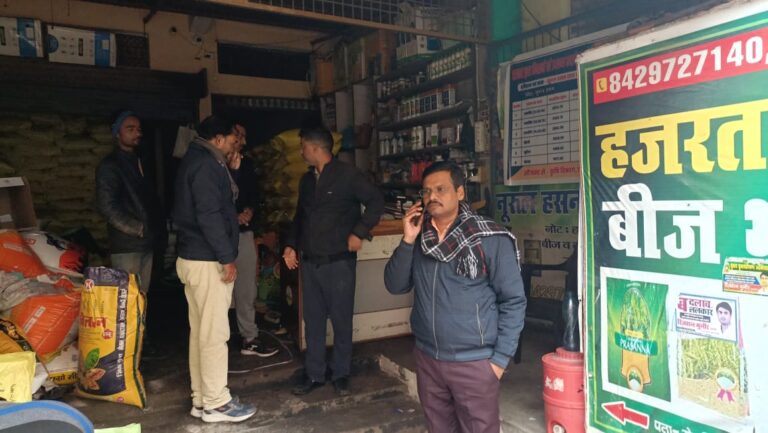 उर्वरक विक्रेताओं के प्रतिष्ठानों का औचक निरीक्षण