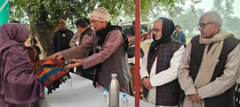 आराजी करियापार में पुण्यतिथि पर शाल वितरण, सैकड़ों ग्रामीण रहे मौजूद