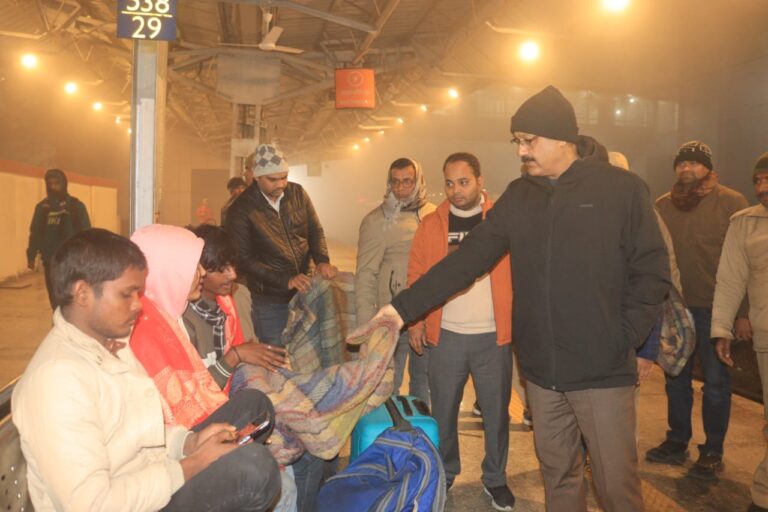 ठंड व शीतलहर में राहत: डीएम ने रैन बसेरा व अलाव का किया निरीक्षण, जरूरतमंदों में कंबल वितरण
