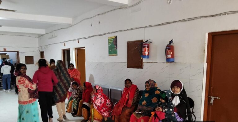 सलेमपुर सामुदायिक स्वास्थ्य केंद्र में लापरवाही का आरोप, डॉक्टरों की अनुपस्थिति से मरीज परेशान