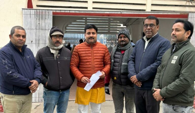अलाव जलाने और स्ट्रीट लाइट दुरुस्त कराने को लेकर व्यापारियों ने डीएम को सौंपा ज्ञापन