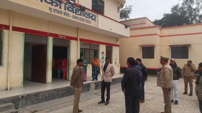 डीएम ने कस्तूरबा गांधी आवासीय बालिका विद्यालय मोहम्मदाबाद गोहना का किया आकस्मिक निरीक्षण