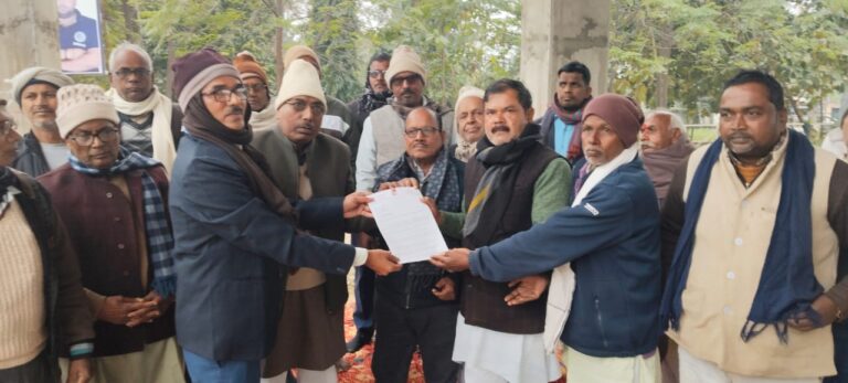 भटनी से चले गोरखपुर–लखनऊ इंटरसिटी: रेल सुविधाओं के विस्तार को लेकर सौंपा गया मांग–पत्र