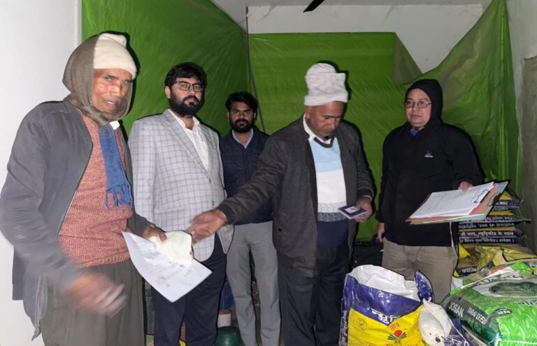 उर्वरक प्रतिष्ठानों पर औचक छापेमारी, एक दुकान पर बिक्री प्रतिबंध