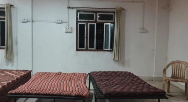 लार नगर पंचायत के रैन बसेरा में अव्यवस्था चरम पर, बदहाली पर उठे सवाल