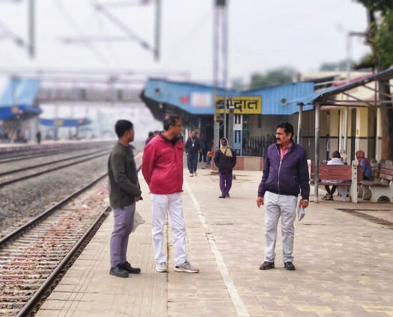 ठंड और कोहरे के मौसम मे संरक्षा सुनिश्चित करने हेतु प्रबंधक का औचक निरिक्षण