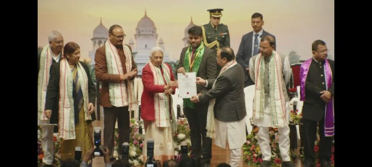 देवरिया के डॉ. निखिल गुप्ता को केजीएमयू दीक्षांत समारोह में एमडी मेडिसिन गोल्ड मेडल, जनपद का नाम रोशन