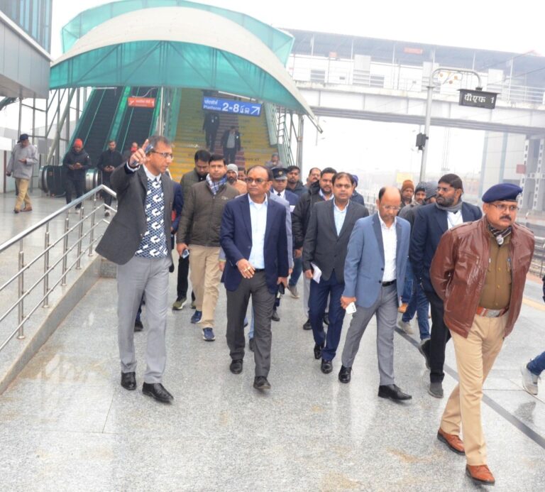 कार्यकारी निदेशक ने बनारस रेलवे स्टेशन का किया निरीक्षण