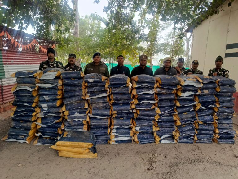 भारत–नेपाल सीमा पर तस्करी के विरुद्ध बड़ी कार्रवाई, 133 बैग ब्राजीलियन पॉपकॉर्न मक्का बरामद, तस्करों में हड़कंप