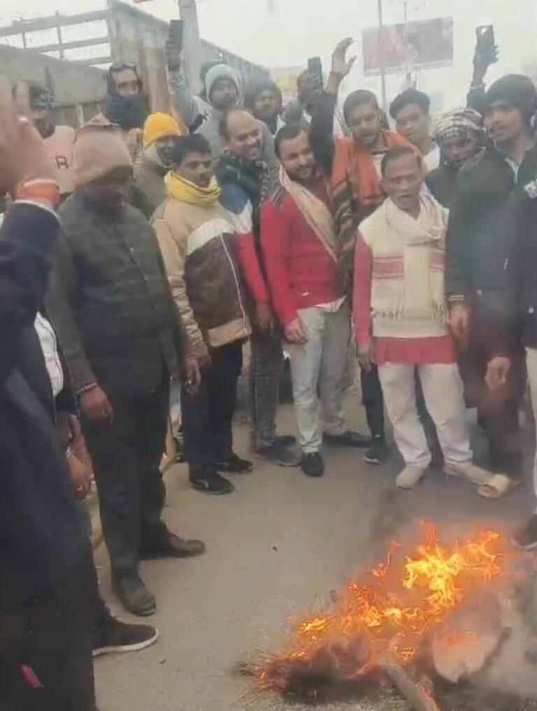 बांग्लादेश में हिंदू युवक की हत्या के विरोध में आक्रोश, लगाए “बंगला देश मुर्दाबाद” के नारे