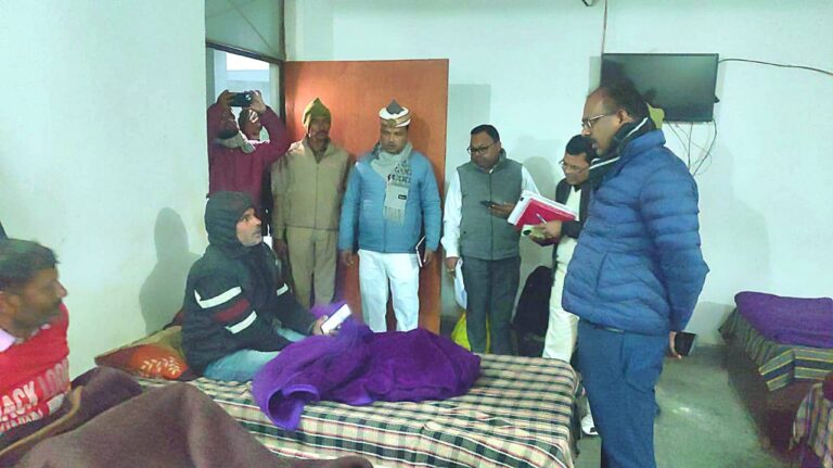 कड़ाके की ठंड में प्रशासन अलर्ट: डीएम ने देर रात अलाव, रैन बसेरों का किया औचक निरीक्षण