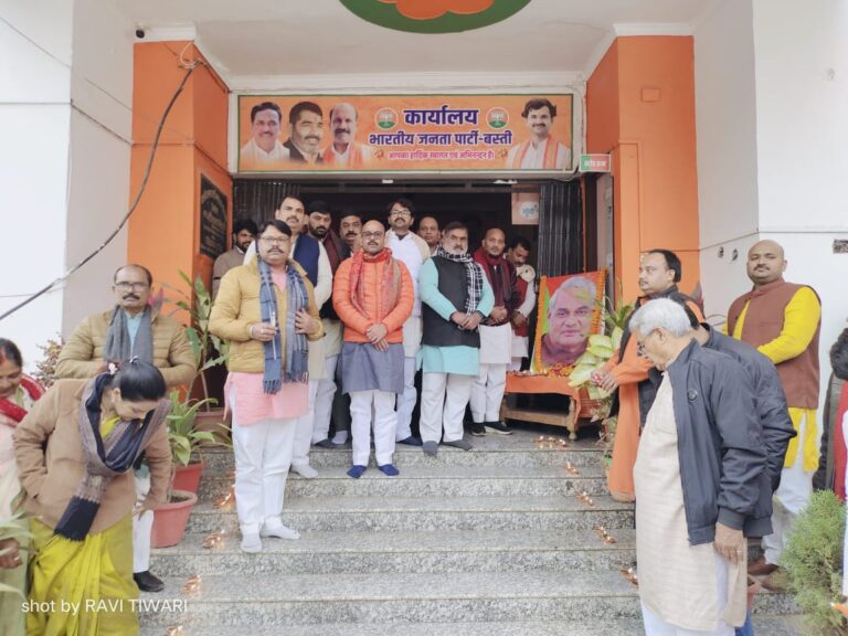 अटल जन्म शताब्दी की पूर्व संध्या पर बस्ती में दीपोत्सव, स्वच्छता अभियान व श्रद्धांजलि कार्यक्रम आयोजित